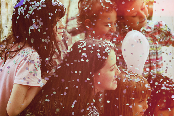 festa infantil com confetes